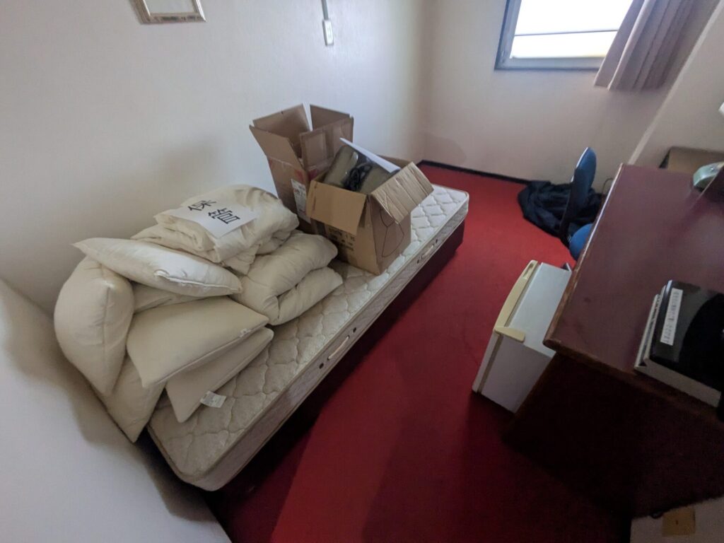 解体工事施工前の部屋